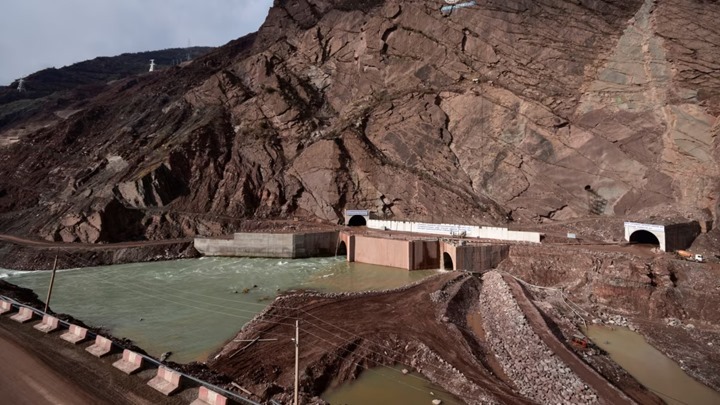 Таджикистан делает все возможное для гидроэнергетики, но какой ценой?