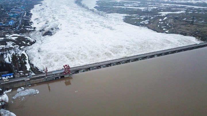 Небывалый потоп: на север Казахстана стягивают спасателей и армию