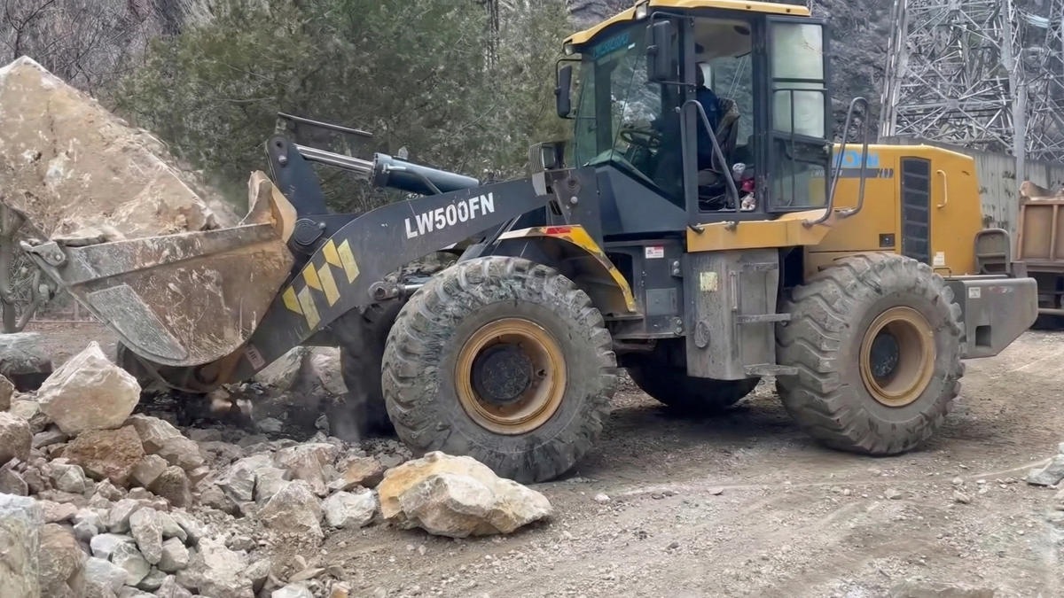 Спецтехника расчищает проезд к каскаду Токтогульских ГЭС